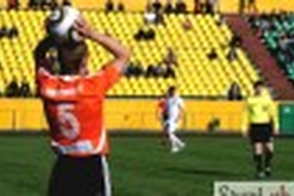 Точными ударами, впрочем, как и просто ударами в сторону ворот, футболисты болельщиков не радовали