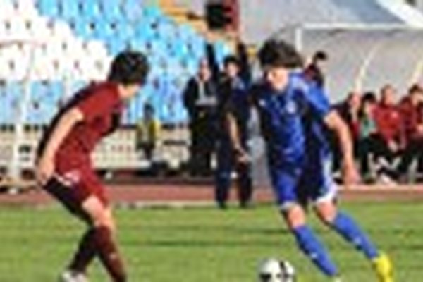 Ну а Коротаев, получив желтую карточку, перестал распыляться по поводу неиспользованного момента и сосредоточился исключительно на игре