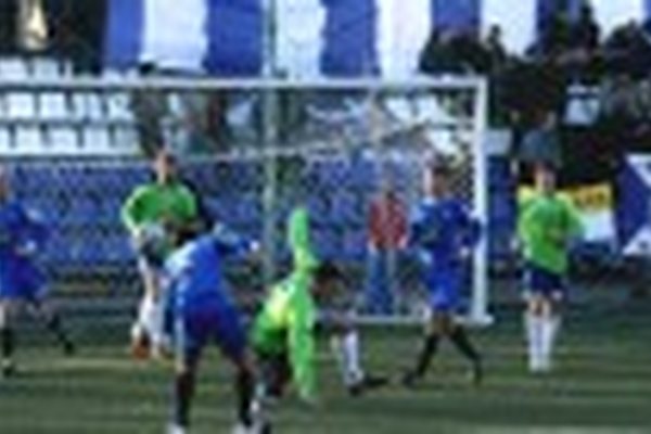 Напоминанием того, что матч проходит в рамках второго тура, стали поредевшие трибуны