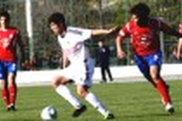 Пропущенный гол заметно оживил игру, армавирцы прибавили в активности, а гости все больше стали прижиматься к своим воротам и отвечали лишь редкими…