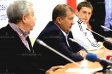04:50 02.04.2011 Автор: Орловский Роман Футбольная Национальная Лига Cезон 2011/12 , Урал Рохус Шох отдувался за Фурсенко "Урал" встретился со своими…