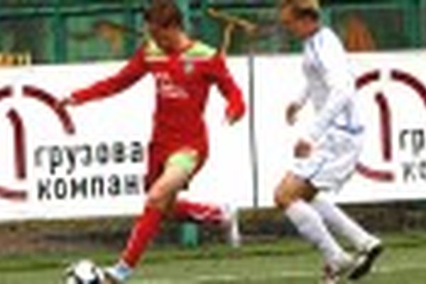 Наставник гостей Сергей Галкин воспринял это как призыв к действию и в перерыве произвел сразу две замены – на поле появились Ярослав Канавченко и…