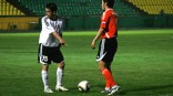 Какая разница лидеру, у кого выигрывать?