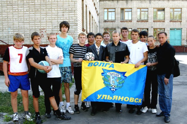 Футболисты и руководители "Волги" поздравили учащихся с Днем знаний